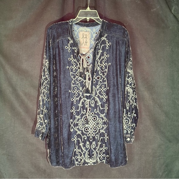Johnny Was Dresses & Skirts - Johnny Was Embroidered Navy Blue Crushed Velvet Top Large